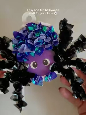 The easiest, no mess halloween craft for your kids! #skillmatics #parentsoftiktok #craft #craftsforkids #screenfreeactivities 