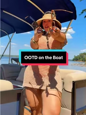 Outfit check desde el bote: traje de baño, pareo divino, sombrero y lentes. Verano en modo on. #OutfitCheck #BoatDay #SummerVibes #BeachOutfit #tiktokshopstockup 