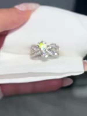 This ring catches every bit of light.#rings #engagementring #travelring #jewelry #giftguide 