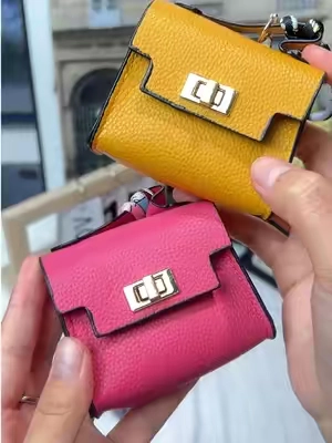 Four colors, four different moods: the perfect little gift set for friends. #miniwallets #bagcharm #pursecharms #bagaccessories #keychain
