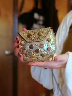 Someone take me to a flea market PLEASE I must search for more obscure treasure like this bag #bohofallfashion 
