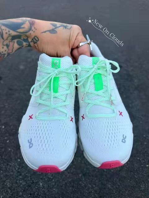 These shoes really live up to the hype of being SO COMFY. Now they are dropping all these cute color ways! @Evans Sneakers #oncloud #walkingshoes #runningshoes #comfyshoes 