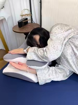 ¡Solo después de usar esto me di cuenta de lo mucho que tenía la columna cervical tensada!#tiktokshop #pillow #backpain #ergonomicpillow #memoryfoam 