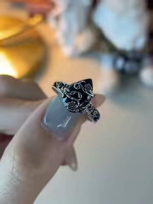 Este poderoso anillo de bruja oscura. El negro no repele la energía. La absorbe, la transforma y la amplifica🖤🤍🔮 #witchknot #925silverjewelry #protection #charm #giftdeas