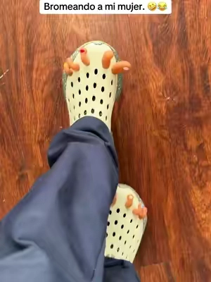 Pranking my wife. #prank #toes #dealsforyoudays #crocks #dedos 