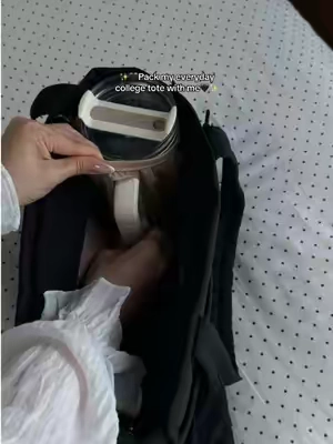 The built-in cup holder is seriously genius! My water bottle finally stays put🥹🤌🏻#totebag #bagsmarttotebag #totebagforcollege #whatsinmybag #schoolbag 