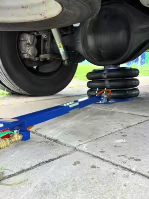 🔥 ¡Levanta tu vehículo en segundos! Este gato neumático VEVOR de 5 toneladas cuenta con diseño de triple bolsa, elevación rápida de 1 a 6 segundos y hasta 17.7 pulgadas de altura. 💪 Ideal para talleres y reparaciones del vehículo. ¡Una herramienta que todo mecánico debería tener! 🚗🔧 #tiktokshopstockup #VEVOR 5-Ton Pneumatic Vehicle #GatoNeumatico #Herramientas #Mecanica       