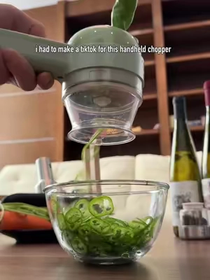 Am I the only one just finding this game-changing handheld meal prep chopper 🤯 #MealPrepHacks #KitchenGadget #HandheldChopper #CookingHacks