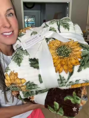 Sunflower season, but make it cozy #fallaesthetic #falldecor #sunflowers 