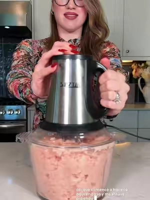 Esto no se queda solamente en picar carne. 🥩🔥 Con este procesador eléctrico puedo preparar la carne con la textura que quiero y también usarlo para picar pollo, cebolla, ajo, vegetales y muchísimo de lo que preparo diariamente en la cocina. Tiene 300W, 3 velocidades y dos recipientes de 8 tazas, uno de vidrio y otro de acero inoxidable. 🙌 Y tener los dos bowls me encanta porque puedo preparar diferentes ingredientes sin estar usando el mismo recipiente para todo. #procesadordealimentos #foodprocessor #meatgrinder #tiktokshopcreatorpicks #tiktokshopstockup . . . . . . . . . . . . . SPZTJK 110V Plug 3L Color Screen Electric Multi-Function Meat Grinder - Kitchen Appliances, Compact Gadget, Meat Chopper, Slicer-Shredder Attachment, 2-Blade Mini Food Processor, 2 Bowls for Prep, BPA-Free, Dishwasher-Safe, Home Kitchen Use cómo moler carne en casa, cómo triturar carne en casa, cómo picar carne en casa, cómo hacer carne molida casera, cómo hacer carne molida en casa, cómo moler carne de res, cómo picar carne de res, cómo triturar carne de res, cómo moler pollo, cómo picar pollo, cómo triturar pollo, cómo preparar carne molida, cómo hacer hamburguesas caseras, cómo picar vegetales rápido, cómo triturar vegetales, cómo picar verduras, cómo triturar verduras, cómo picar cebolla rápido, cómo triturar cebolla, cómo picar ajo, cómo triturar ajo, cómo picar zanahoria, picadora eléctrica, picadora eléctrica de carne, máquina para picar carne, procesador para carne, procesador de alimentos, procesador de alimentos eléctrico, procesador de alimentos para carne, procesador de alimentos para vegetales, picadora de alimentos, picadora de cocina, procesador de cocina, procesador 3 velocidades, procesador 300W, procesador con recipiente de vidrio, procesador con recipiente de acero inoxidable, procesador 8 tazas, SPZTJK food processor, electric food processor, electric meat chopper, meat chopper, meat grinder for home, food processor for meat, food chopper for meat, how to grind meat at home, how to make ground beef at home, how to grind beef at home, how to chop meat, how to mince meat, how to grind chicken, how to chop chicken, homemade ground beef, vegetable chopper, electric vegetable chopper, food processor for vegetables, how to chop vegetables fast, how to chop onions fast, garlic chopper, onion chopper, kitchen food processor, 8 cup food processor, 300W food processor, 3 speed food processor, glass bowl food processor, stainless steel bowl food processor, kitchen gadgets, kitchen must haves, cooking essentials, TikTok Shop kitchen finds
