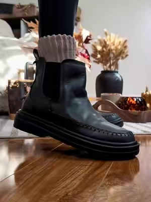 Hey dude just released the comfiest Chelsea boots I’ve ever worn 🖤🤌🏼🍂🪵 #chelseaboots #heydude #heydudenewarrivals #heydudenewarrivalscampaign #tiktokshopcreatorpicks @HeyDude 
