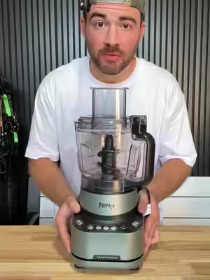 Shred your cheese AND chop your veggies 😳 #ninja #ninjakitchen 