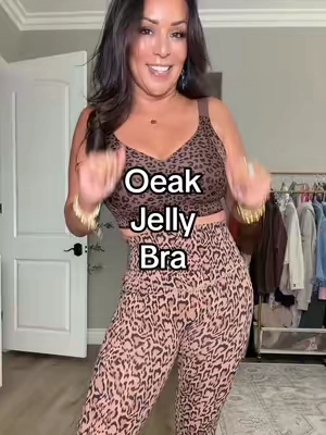 Full bust girls, you know the struggle when “full coverage” somehow still means spilling out somewhere. 😩 This jelly band bra gives you that secure, smoothing support with full coverage without the digging and bulky underwire situation. The kind of everyday bra you’ll actually want to keep reaching for. @OEAK Apparel  #FullCoverageBra #JellyBra #WirelessBra #FullBustBra #oeak 