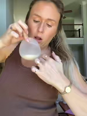 Stop wasting your liquid gold into a nursing pad!!! These are such an easy way to collect your breastmilk while you’re feeding your baby! Freezer stash minus the breast pump 🙌🏼 #breastfedbabe #freezerstash #breastmilkstorage #pumpingmom 