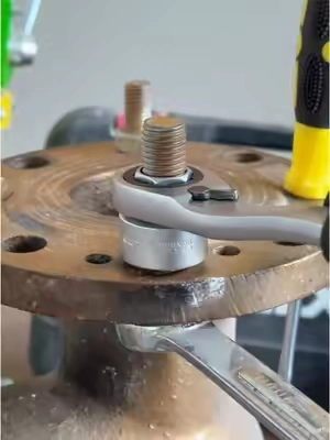 Retire la tuerca directamente a través del tornillo.#tools #DIY #diyproject #dealsforyoudays #homeimprovement