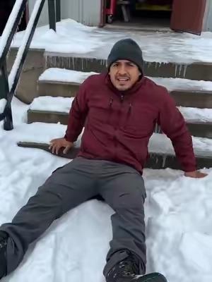 Ese hielo casi lo manda directo a la troca 😂❄️ Ponte estos crampones antideslizantes sobre tus botas y camina con más firmeza sobre nieve y hielo. Fáciles de poner, ligeros y listos para el invierno.#Crampones #Antideslizante #Invierno #Nieve #Hielo