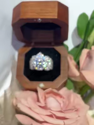 Go check it out 💍 #rings #engagementring #travelring #weddingring #jewelry 