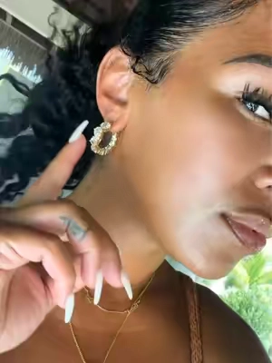 These #goldhoops are even prettier in person 🤞🏽#jewelry #earrings #pavoi @PAVOI #tiktokcreatorpicks 