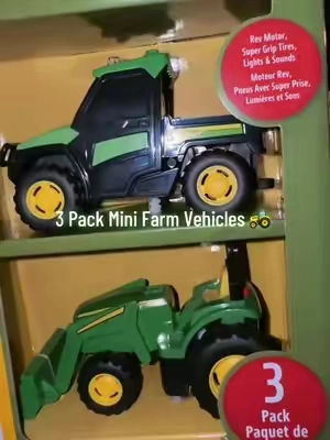 All of the fun lights and sounds too! 🚜 #kidstoys #johndeeretoy #toys #countryboy #farmtoys 