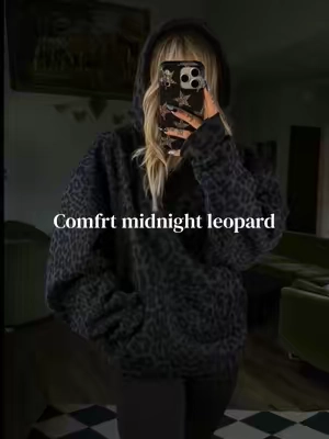 OBSESSED 🖤 5’5 140 medium @Comfrt #comfrt #comfrtclothing #altoutfits #darkaesthetics #falloutfitinspo 