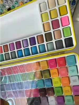 Such a pretty gift for anyone who loves to create art🎨✨ This Grabie watercolor set comes in a beautiful tin and makes a perfect Christmas gift or gift for artists, creatives, or anyone who loves painting. #ChristmasGifts #Grabie #WatercolorSet #ArtistGifts #CreativeGifts