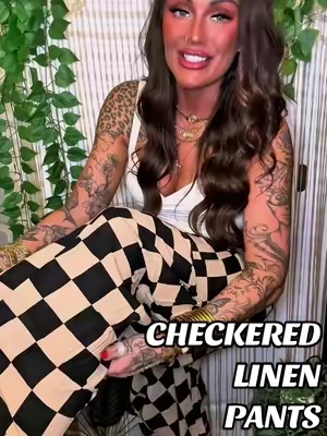 Where are my checkered babes at?! 🏁🖤 These linen blend pants are SO flowy, have pockets + are beyond flatting (AND COMFY) 🙌🏼✨ #linenpants #flowypants #checkeredprint #widelegpants #womenspants  @TARSE @UEU @UEU  