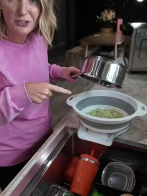 This kitchen upgrade makes sense #kitchengadgets #collapsiblecolander #pastastrainer #cookingutensils 