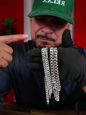 HolyLegend Concave Cuban de 24 pulgadas con acabado S925-plated, opción de 8 mm o 10 mm, broche seguro y acabado tarnish-free según la ficha. Una cadena plateada con presencia para usar sola con outfits casuales o más arreglados. #HolyLegend #CubanChain #CadenaPlateada #JoyeriaHombre #AccesoriosHombre 