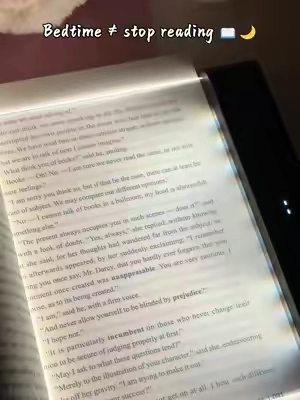 This little reading light made it so much easier.🤣 The room stays dark.🌛 My eyes feel more relaxed.👀 And somehow, reading became my favorite way to end the day.📖💞#booklight #BookTok #booklover #cozyvibes #tiktokmademebuyit 