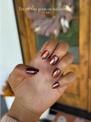 These are the “magnetic moscow” color 😍🤎 #pressonnails #glueonnails #fallnails #fallnailinspo #glamnetic 