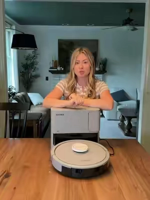 The self emptying function is so worth it 👏🏻 #sharkrobotvacuum #robotvacuum #sharkrobot #robovacuum #carpetcleaning 