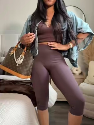 My favorite pair of capri leggings 🔥—so seamless and butter smooth.  #fallfashion #capris #leggingsoutfit #womensfashion 