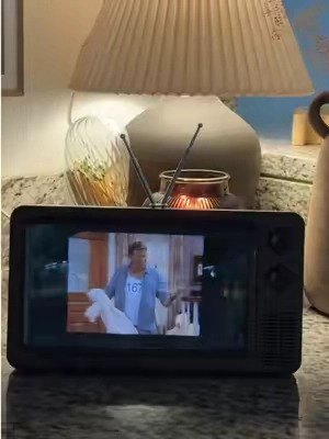 Retro tv inspired phone magnifier. Perfect alternative for those unable to get their hands on vintage tvs and a super affordable option ☺️