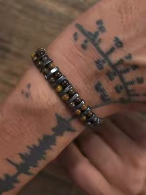 Pulsera masculina de Sofia Designs Boutique hecha con ojo de tigre natural y hematita, piedras tradicionalmente asociadas con confianza, enfoque, protección y estabilidad. Diseño ajustable, hecho a mano y fácil de combinar con reloj o outfits casuales y más arreglados. #OjoDeTigre #Hematita #PulseraHombre #PiedrasNaturales #AccesoriosHombre 