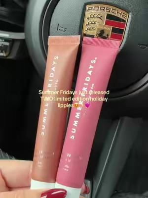 They are going sooo fast #summerfridays #summerfridaysholidaytreatduo #beautygiftguide #holidaybeautygifts