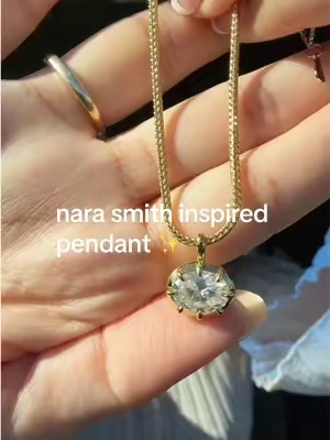 this pendant is SO classy and sparkly ✨ #moissanite #pendant #moissanitependant #diamondtok #jewelrytok 