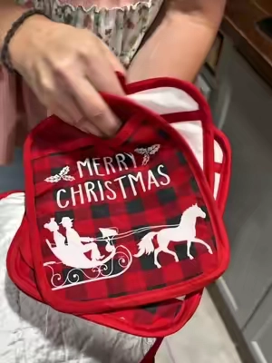 Need easy Christmas gifts that are actually useful? 🎄🎁 This 12-piece Christmas pot holder set is perfect for teachers, coworkers, family, Secret Santa gifts, or filling those mini burr baskets! They’re heat-resistant, reusable, festive, and even have pockets. Such a cute way to gift a little holiday cheer without overthinking it! ❤️ #ChristmasGifts #TeacherGifts #CoworkerGifts #tiktokshopstockup #tiktokshopcreatorpicks 