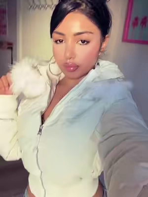 Im wearing s 🤍 ❄️ #furjackets #tiktokshop #furjackets #foryou 