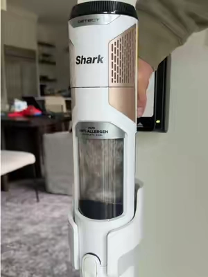 Ugh.. don’t make the same mistake as me.. #vacuum #stickvaccuum #cordlessvacuum #sharkvacuum #sharkcleanandempty 