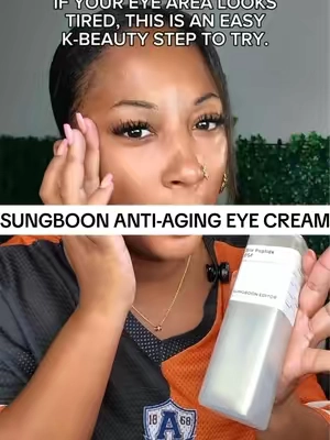 The SUNGBOON EDITOR Silk Peptide EGF Intensive Eye Cream is my little extra step when I want my under-eyes to look more refreshed and smooth. I tap it on while I’m doing my skincare and getting ready. Tap the orange cart to check it out. #eyecream #sungboon #koreanskincare #kbeauty #skincare 