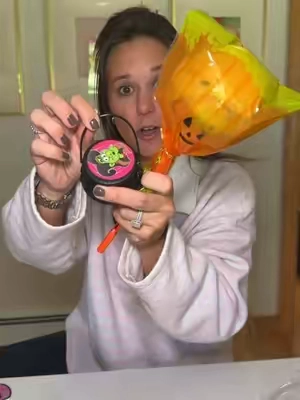 These Halloween gift bags are so convenient & candy free! #halloween #kidshalloweenparty #trickortreat #partyfavors