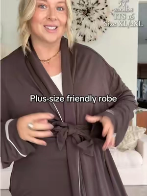 This buttery-soft lounge robe is the kind of cozy you’ll want to live in. The stretchy modal fabric, relaxed fit, adjustable tie waist, and pockets make it a comfy plus size friendly robe for slow mornings, getting ready, or winding down at night. #PlusSizeFashion #PlusSizeFriendly #LoungeRobe #ComfyLoungewear #Comfrt @Comfrt 