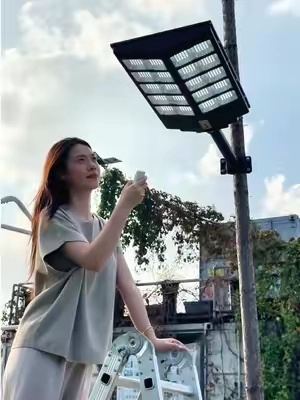 ¡De verdad ya iba a devolver esta luz solar! 😭☀️ Me salió más cara en su momento… y ahora está con un 40% de descuento. Pero la verdad… sin cables, sin factura de luz y se enciende sola cuando detecta movimiento. Ahora entiendo por qué todo el mundo la está comprando 👀 Si estabas esperando una señal para mejorar tu jardín, es esta.\#LucesSolares #LuzExterior #tiktokshopstockup #SohoChic #Oferta