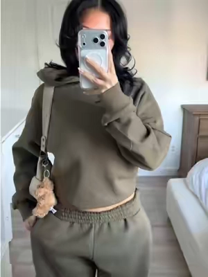 #PrettyGarden #SweatSet #Hoodie #Sweatpants #FallOutfits 