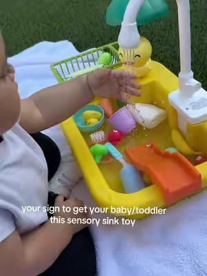 She loves this toy so much 💛 #playsink #toysfortoddlers #toysforbabies #screenfreeplay #sensoryplay 