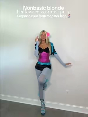 The accuracy on these costumes is always insane😭 imagine w the right makeup & blue hair streaks omg #halloweencostume #halloweencostumeinspo #monsterhigh #monsterhighcostume #blondehalloweencostume 