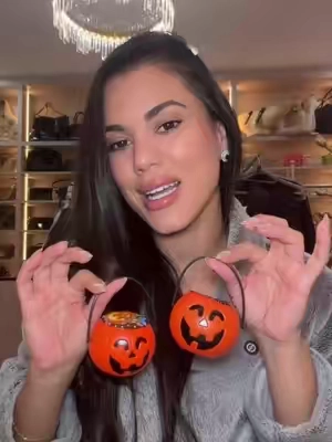 24 calabacitas llenas de jugueticos para repartir a los niños en Halloween 