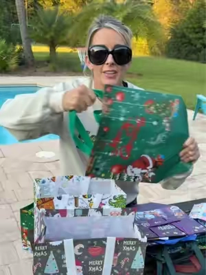 Christmas reusable gift bags #giftwrapping #wrappinghacks #christmas #wrappinggifts #giftbags 