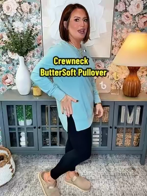 Calling all my pear shaped ladies! 🍐We love to see a pullover with an exaggerated split hem coming, because it allows us a bit more space in the midsection where we need it!! 😍@WIHOLL @OFEEFAN #pullover #splithem #buttersoft #wiholl #ttsacl 