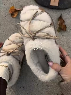 okay but why are the giving luxury ❄️🧸 #crocs #crocsclogs #fuzzycrocs #apresclogs 
